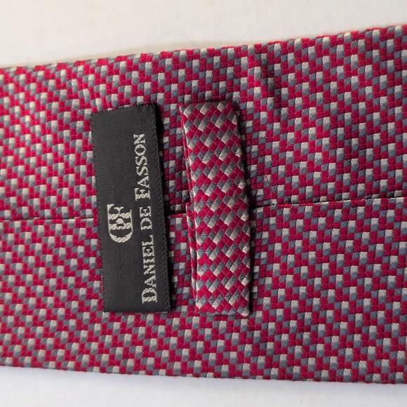 Daniel De Fasson Men's 100% Silk Handmade Tie - Red, Gray & White Pattern - Picture 4 of 6